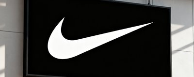 耐克中国品牌logo标识，黑底白色勾形标志简洁醒目